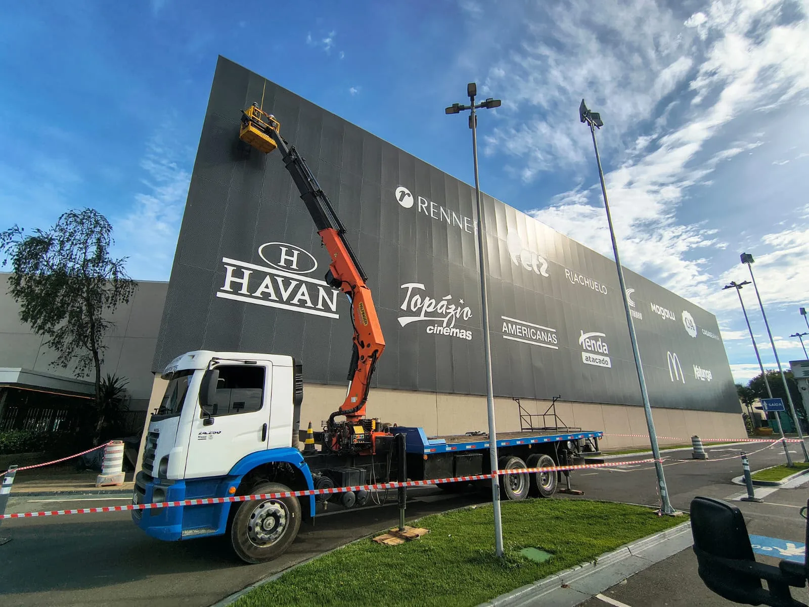 Içamento de carga com Munck em área urbana e comercial
