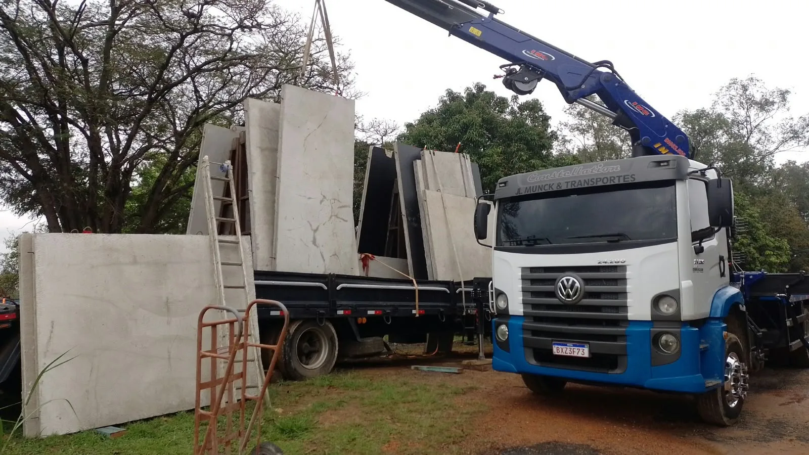 Movimentação e posicionamento de peças pesadas de concreto e maquinário industrial