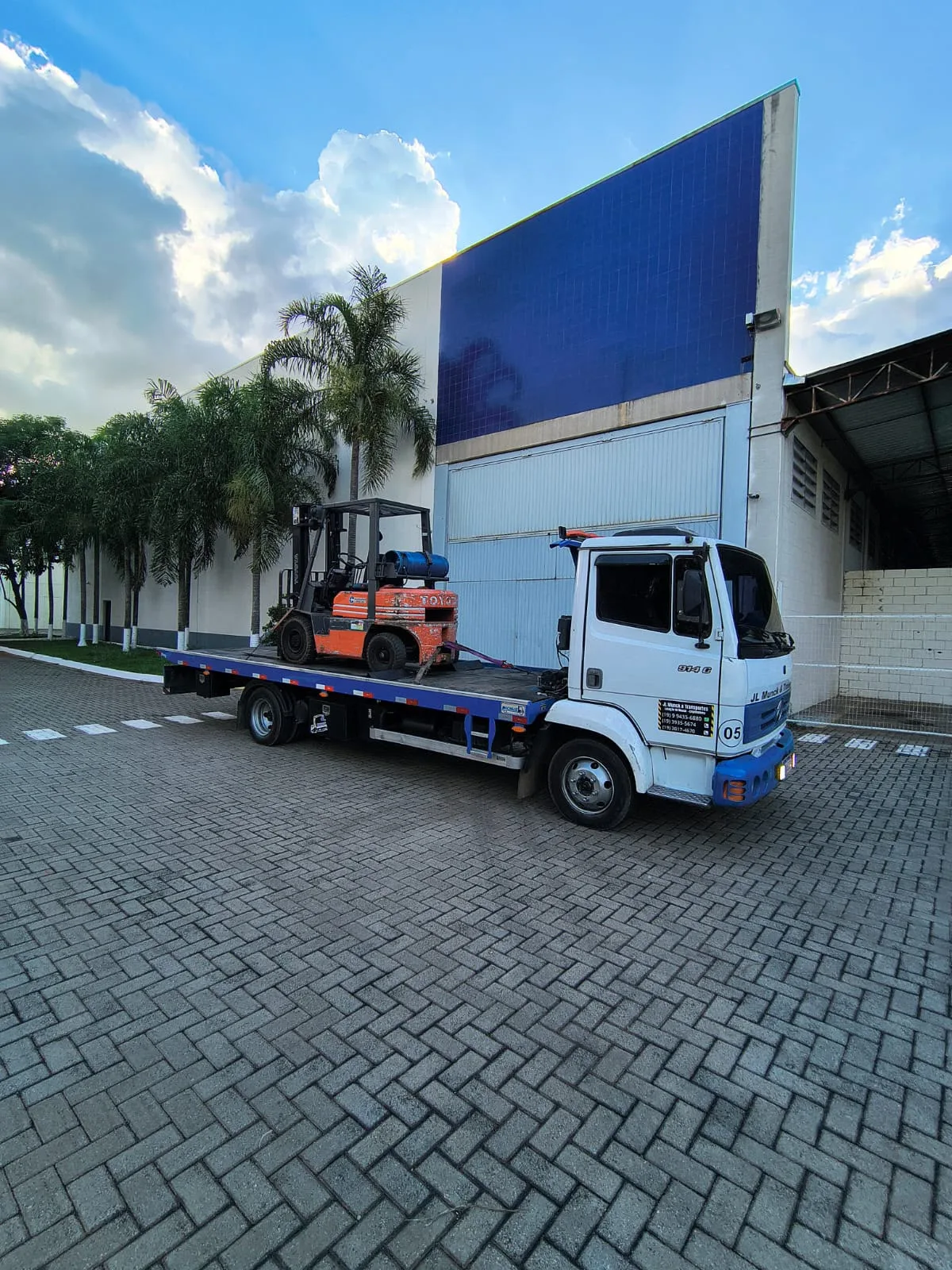 Operação de transporte e apoio de caminhão guincho com guindaste articulado