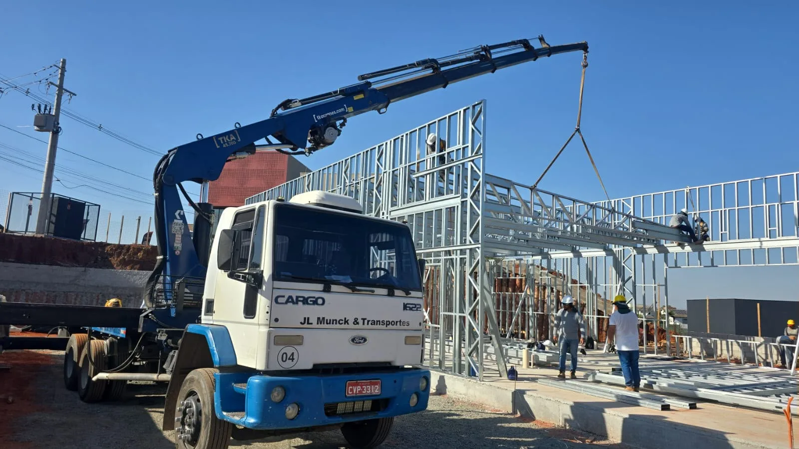 Movimentação e posicionamento técnico de carga e estrutura com caminhão Munck