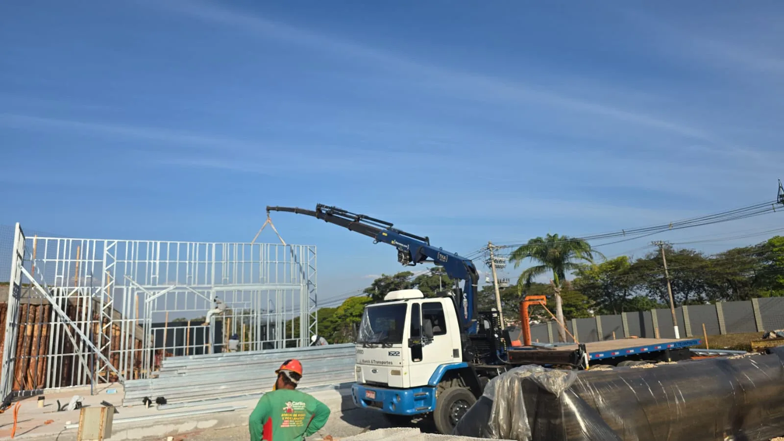 Apoio à montagem de estruturas metálicas e galpões